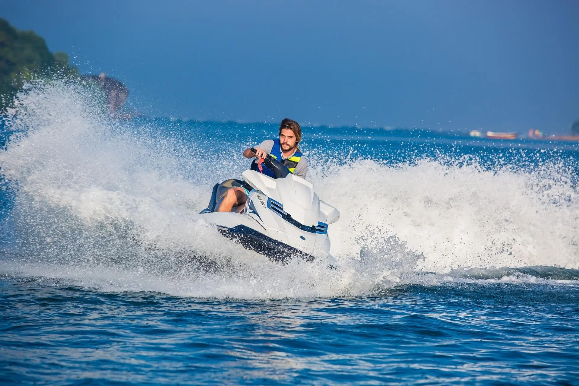 yacht rental dubai with jetski